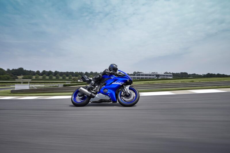 2021 Yamaha YZFR6RACE EU Icon Blue Action 004 03