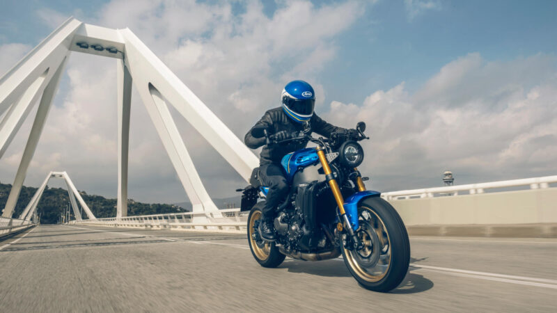 2022 Yamaha XS850 EU Legend Blue Action 001 03