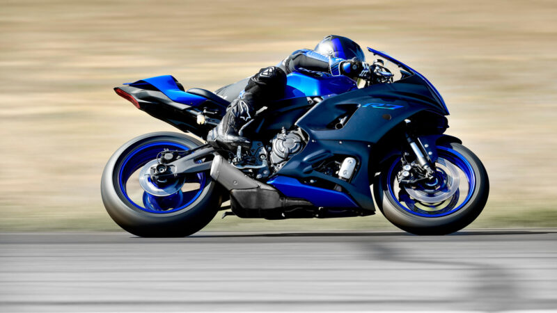 2022 Yamaha YZF700R7 EU Icon Blue Action 009 03