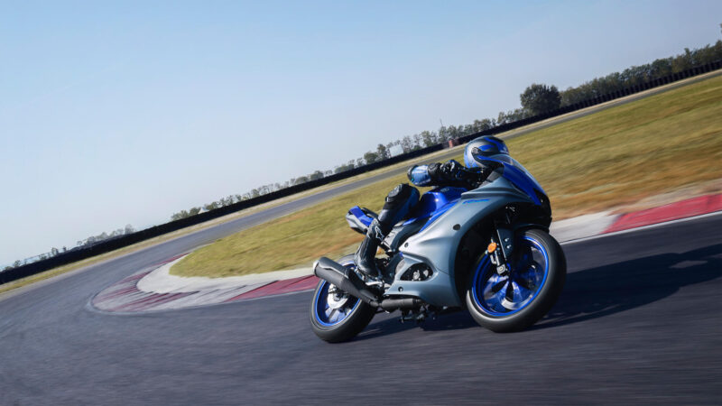 2023 Yamaha YZF R125 EU Icon Blue Action 002 03