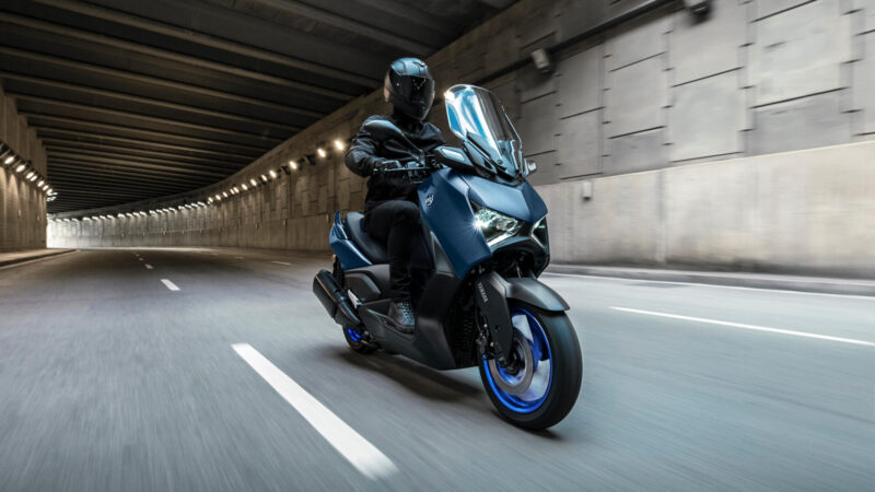 2023 Yamaha XMAX300 EU Icon Blue Action 002 03