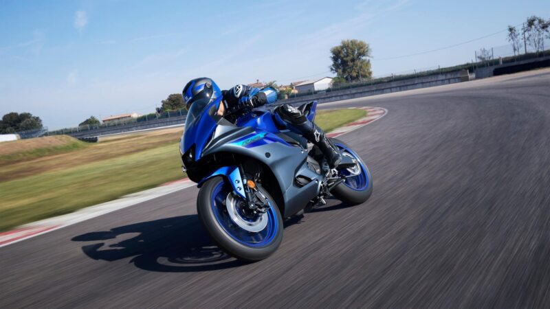 2024 Yamaha YZF R125 EU Icon Blue Action 004 03