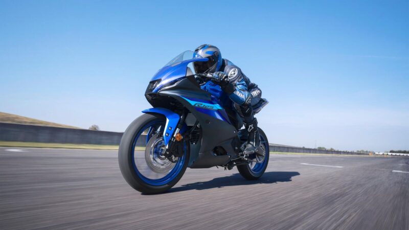 2024 Yamaha YZF R125 EU Icon Blue Action 008 03