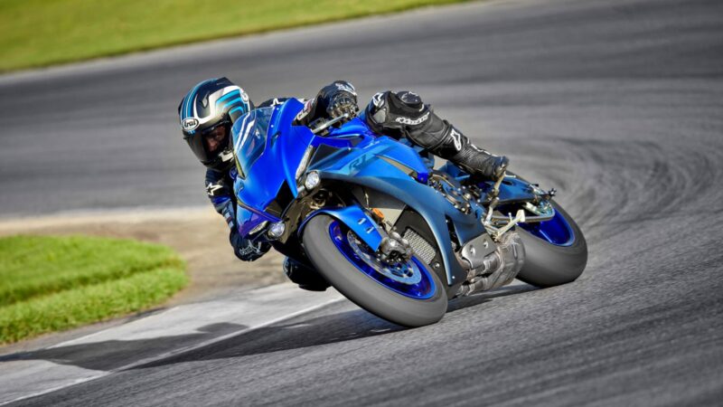 2024 Yamaha YZF1000R1 EU Icon Blue Action 005 03