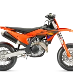 PHO BIKE 90 RE KTM supermoto 450 smr right side view studio image SALL AEPI V1