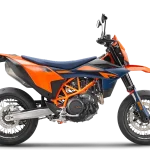 PHO BIKE 90 RE KTM supermoto 690 smcr right side view studio image SALL AEPI V1