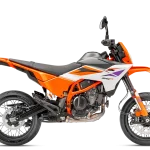 PHO BIKE 90 RE Supermoto KTM 2025 390 smc r orange right side studio image SALL AEPI V1